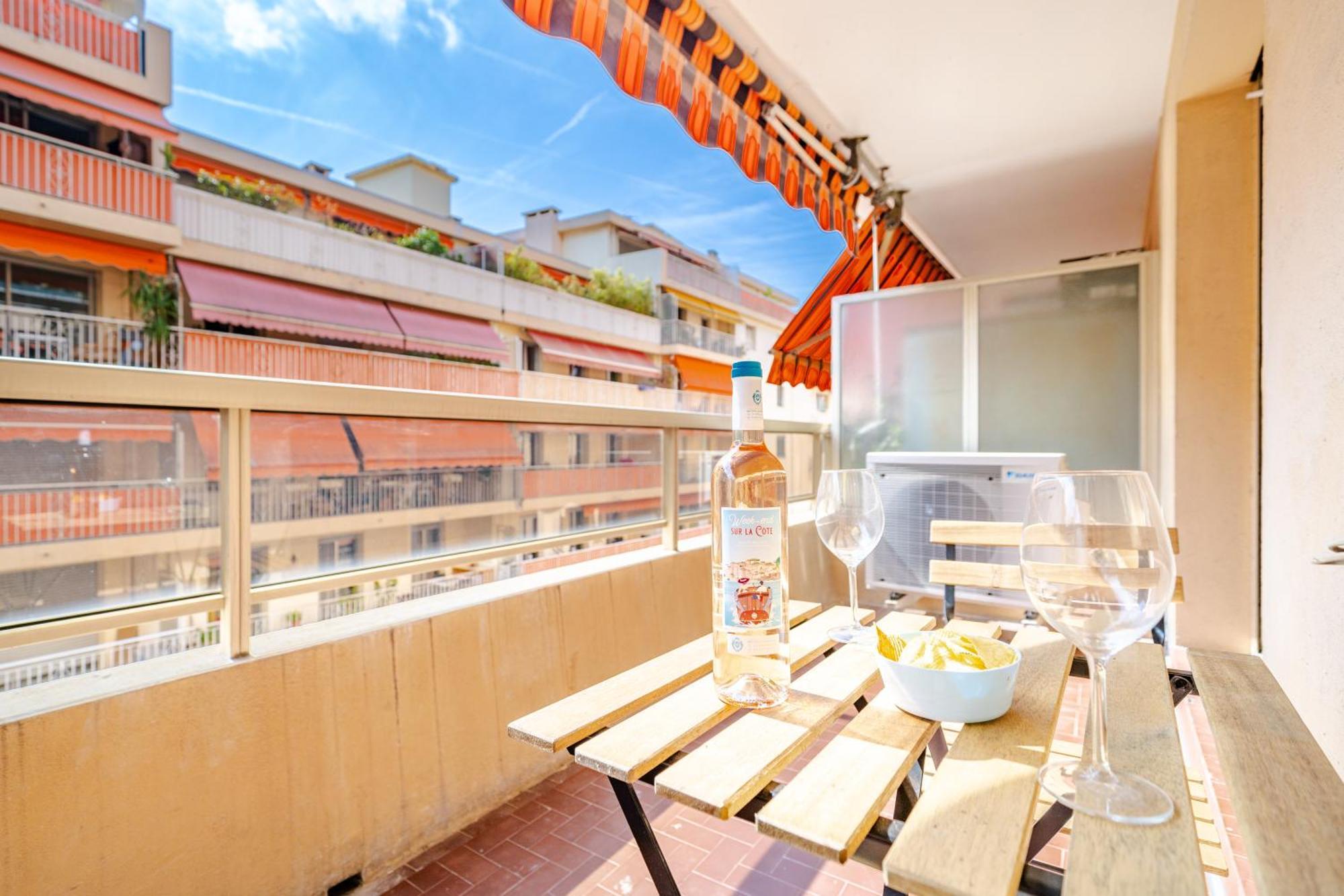 Near Old Town And Apartment Fully Renovated Nice Bagian luar foto